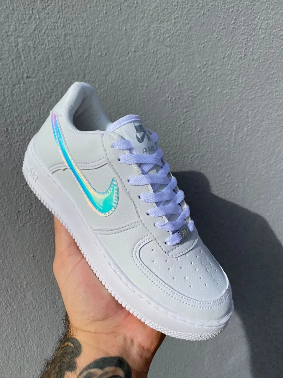Nike Air Force 1 Branco com Detalhes Holográficos