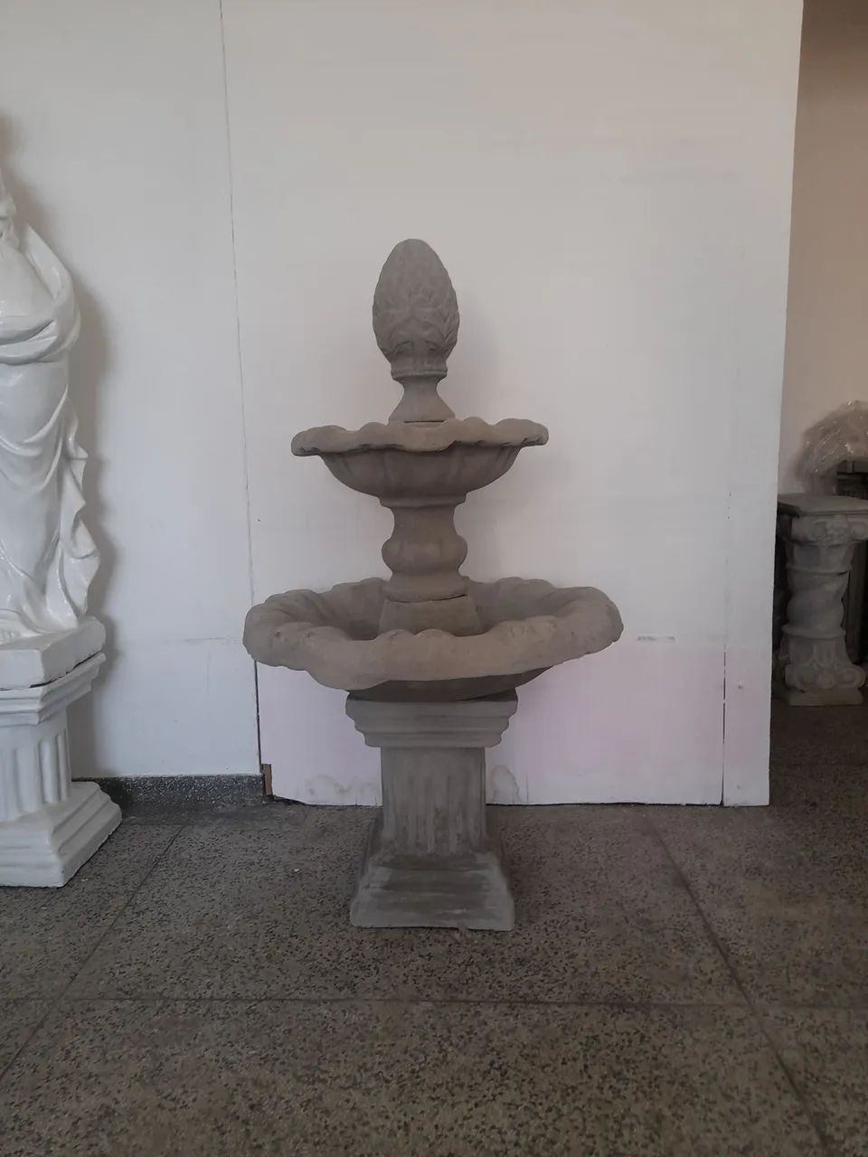 Fonte pinha média para decoração de jardim