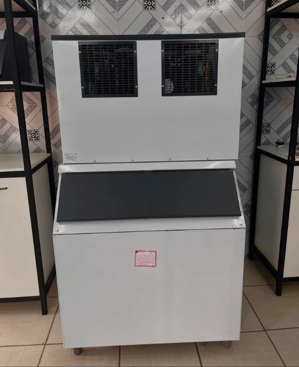 MÁQUINA DE GELO EM CUBO 300KG