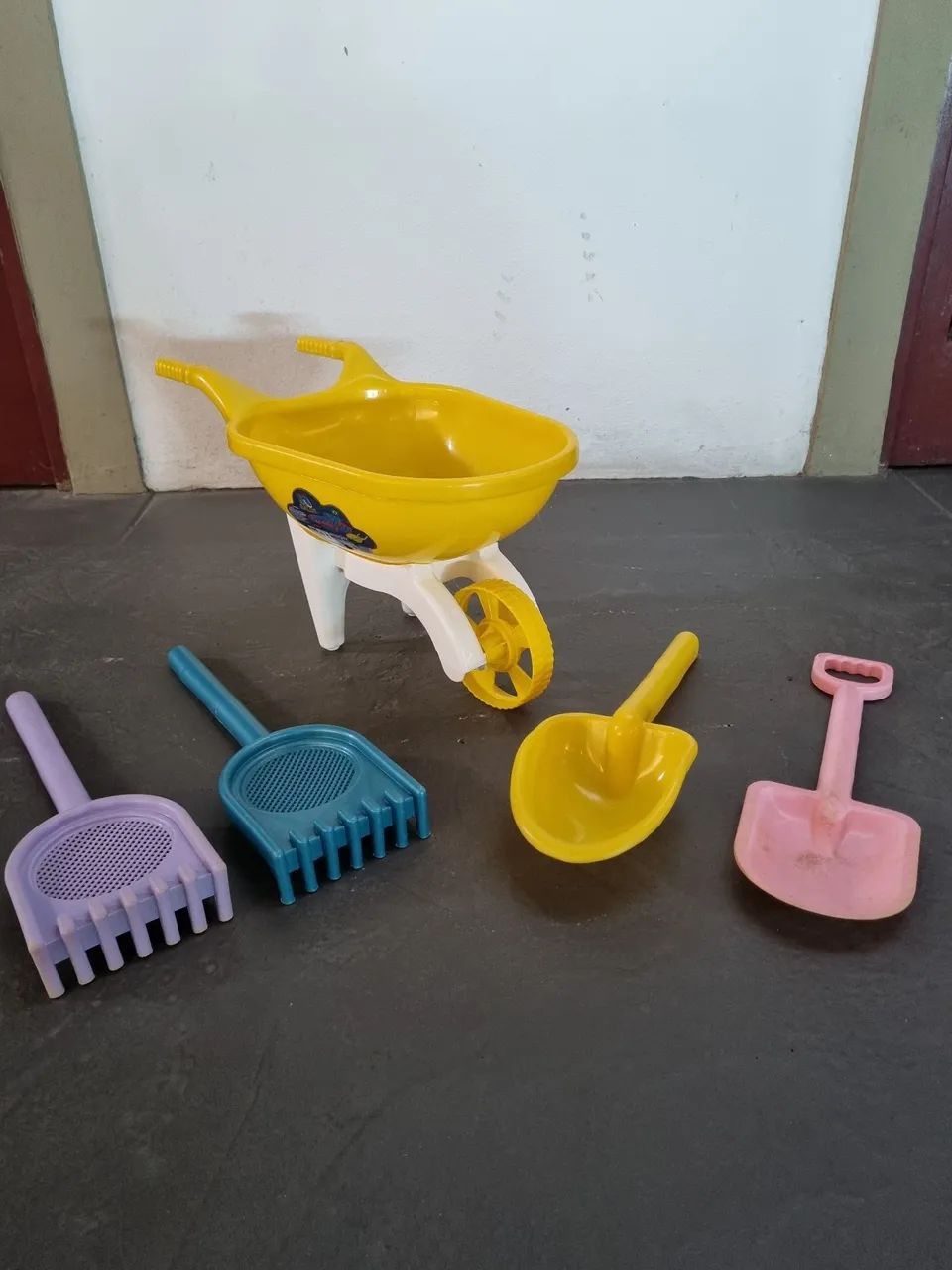 Carrinho de mão infantil, com pá e rastelo - Foto 5
