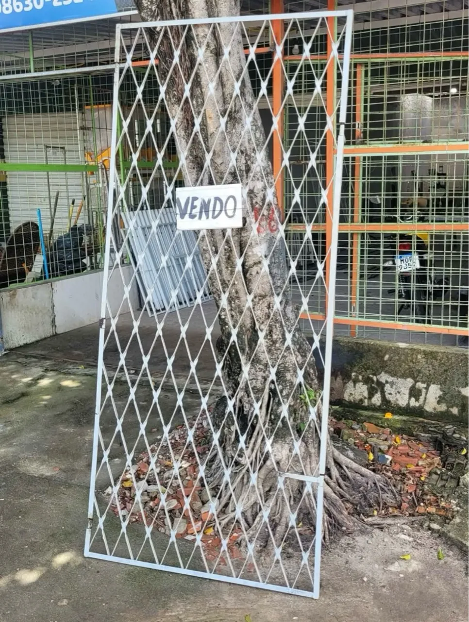 Portão de ferro cinza