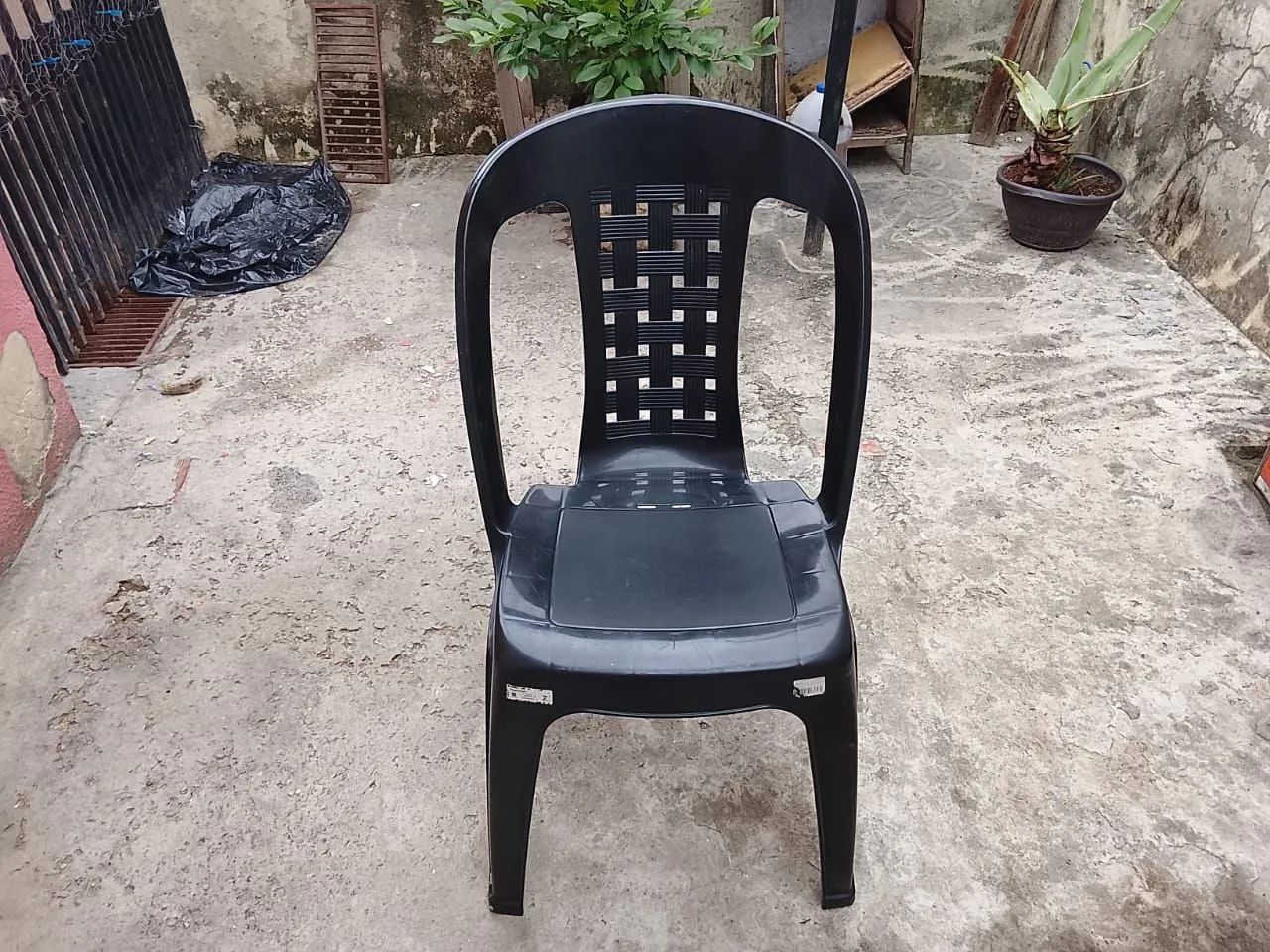 Cadeira Plástica Preta