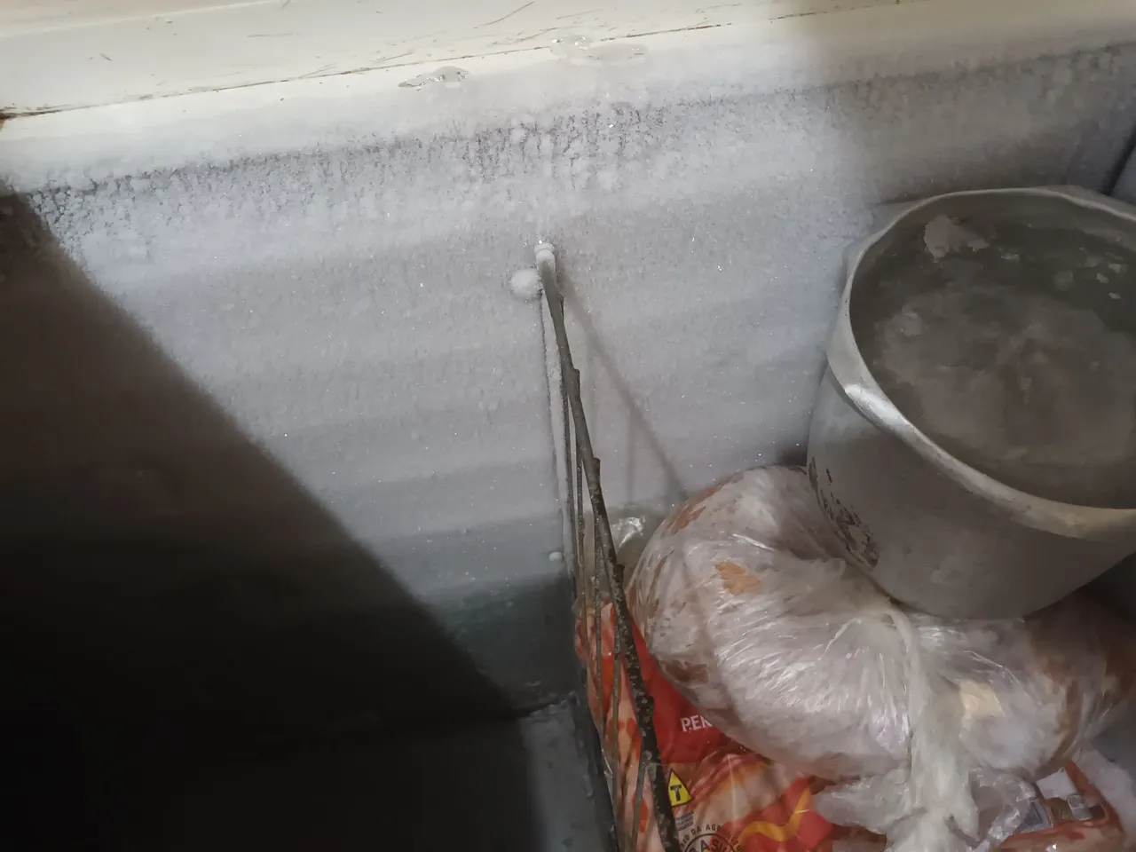 Freezer com Gelo Acumulado - Ideal para Conservação