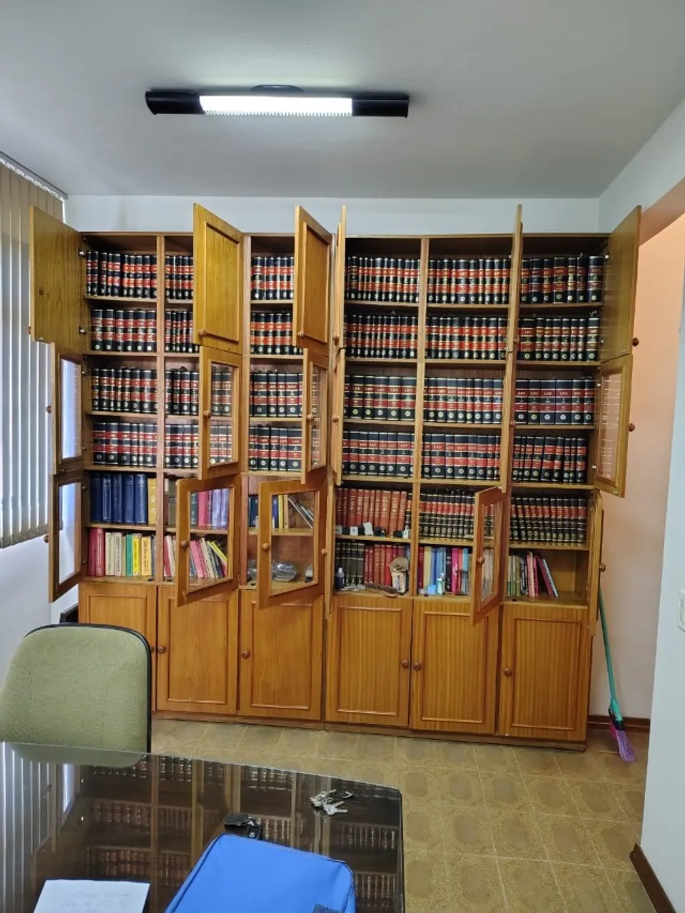 Estante com volumes Lex - legislação federal e marginália de 1937 a 2001