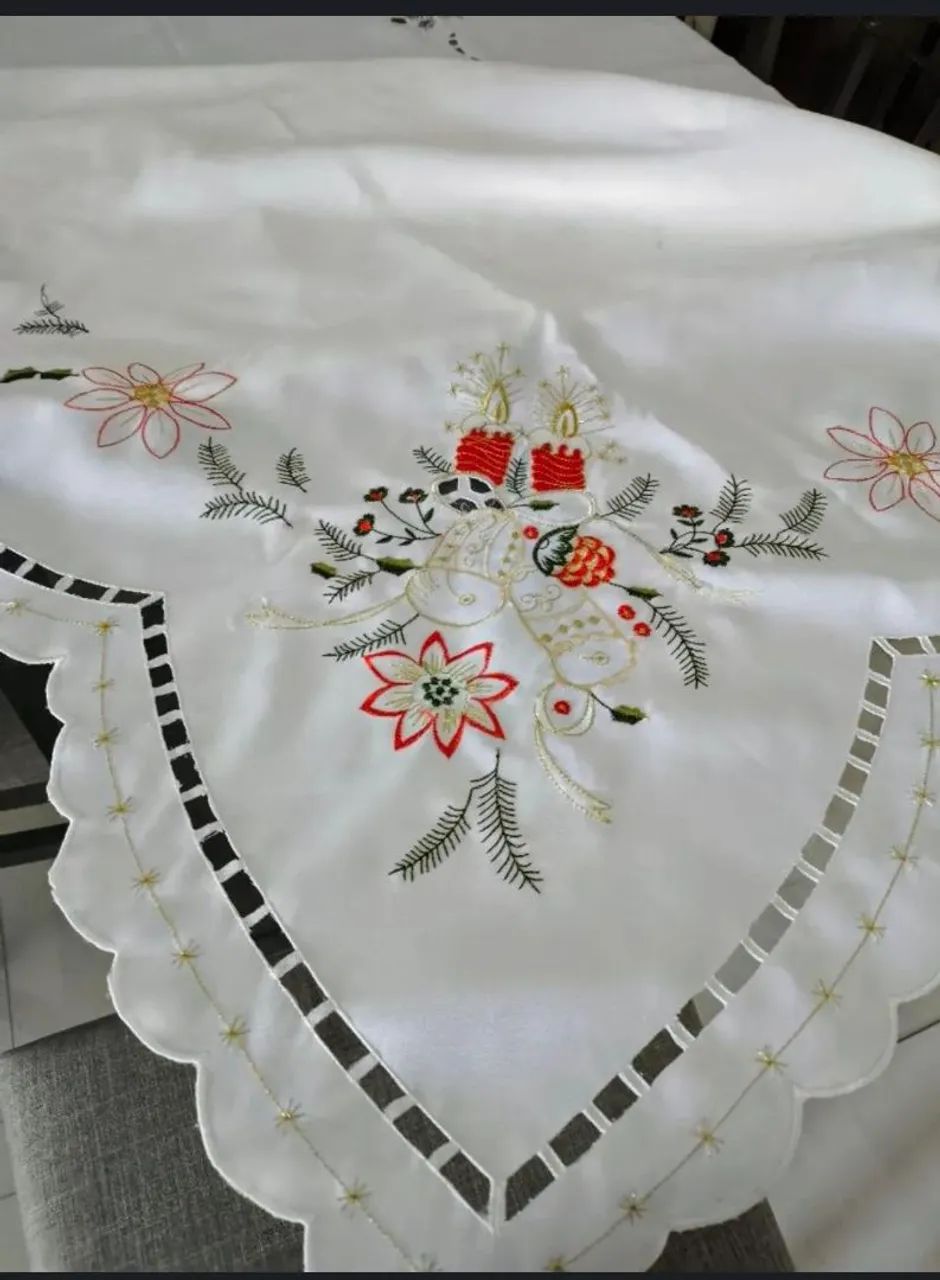 Toalha de Mesa Natalina Bordada