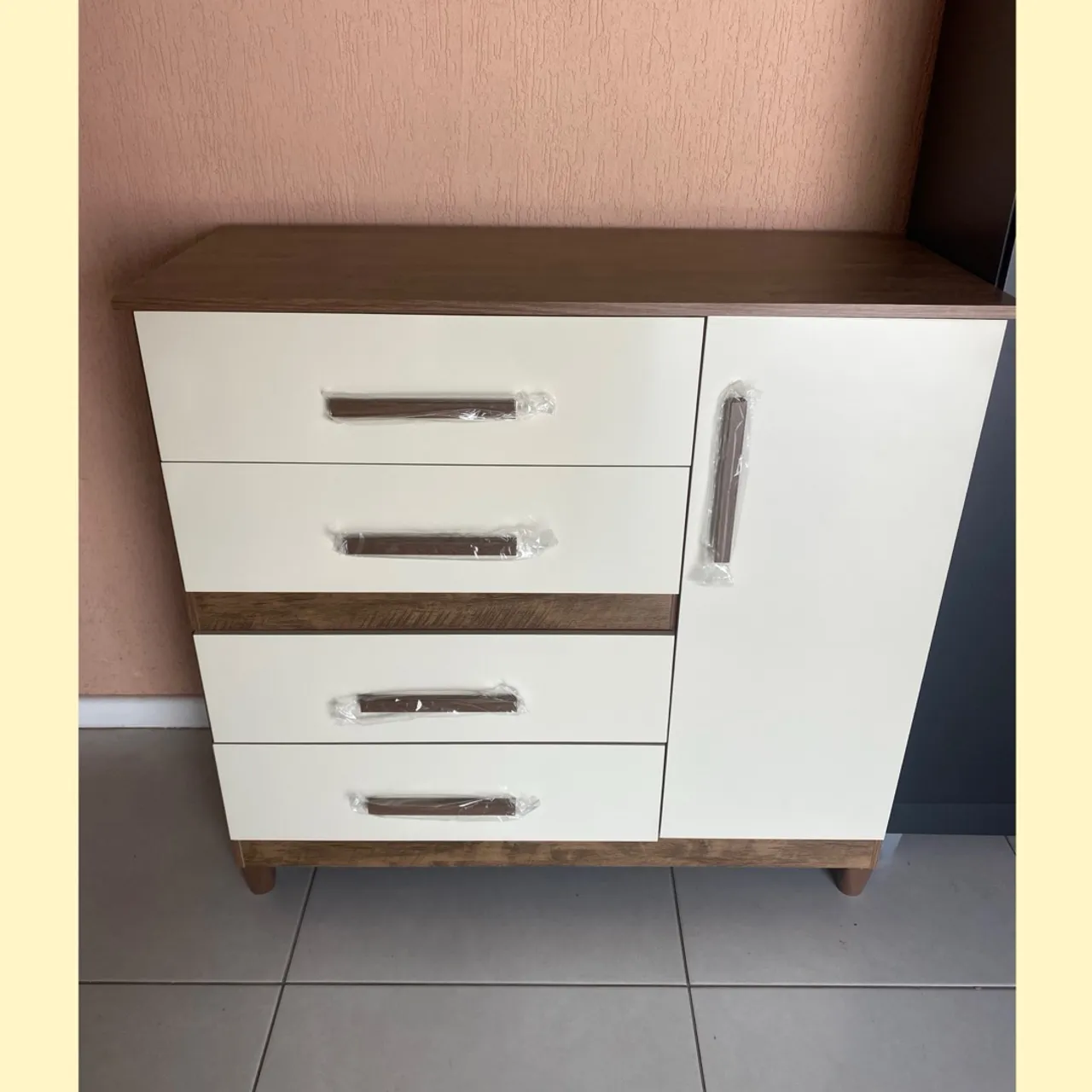 Cômoda moderna com gavetas e porta - entrego 