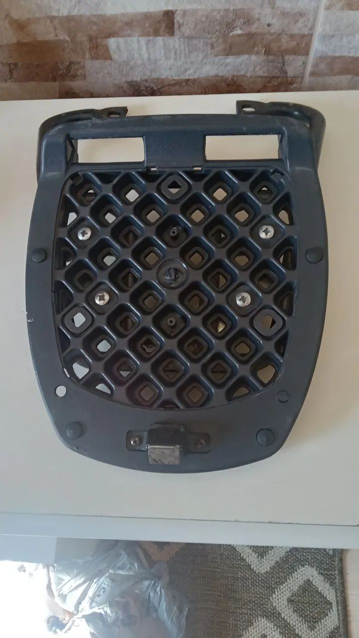 Suporte universal para baú de motos.