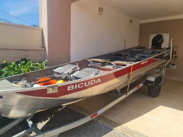 Barco de aluminio, carreta, motor de popa e equipamentos.