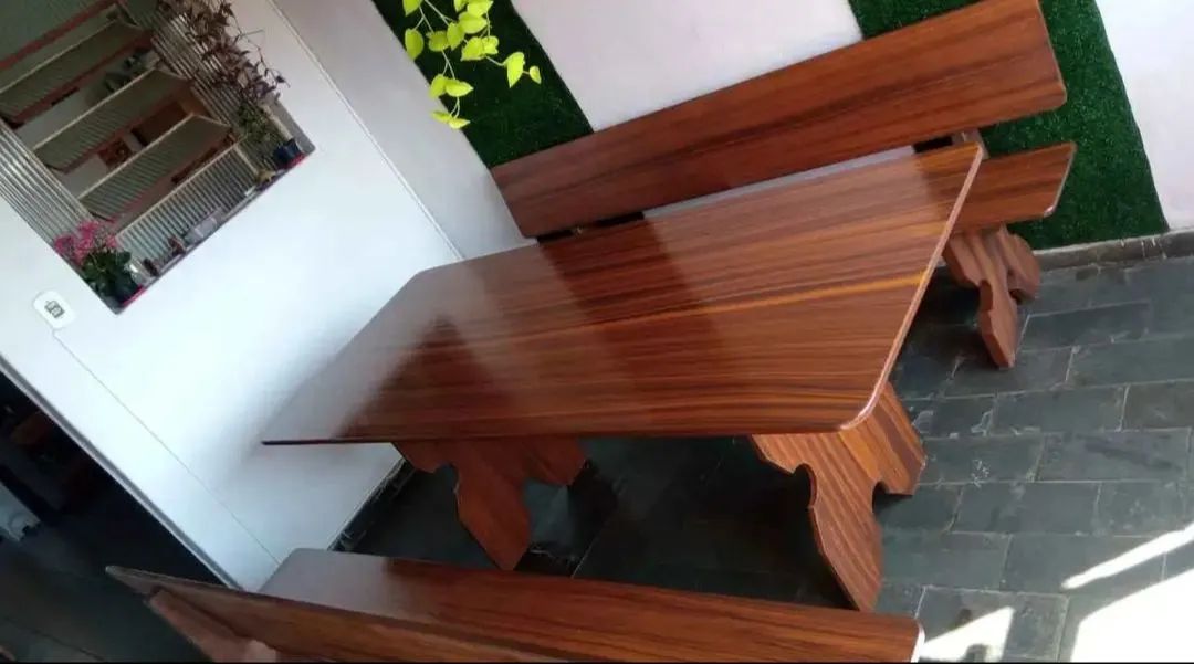 "Bancos Confortáveis e Versáteis para Sua Mesa e Espaços"