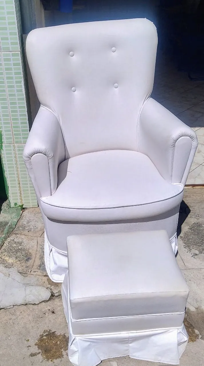 Poltrona de amamentação com puff