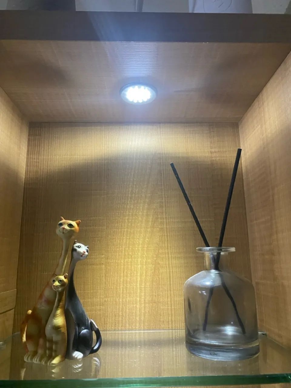 Rack de TV com duas gavetas fechadas e prateleiras e nicho para eletrônicos - Foto 5