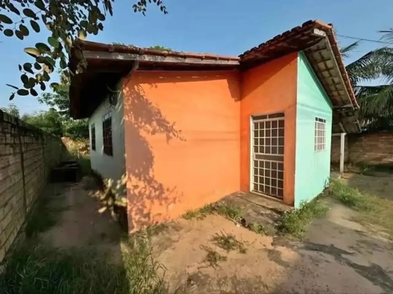 VENDE-SE CASA - Bairro Caranã