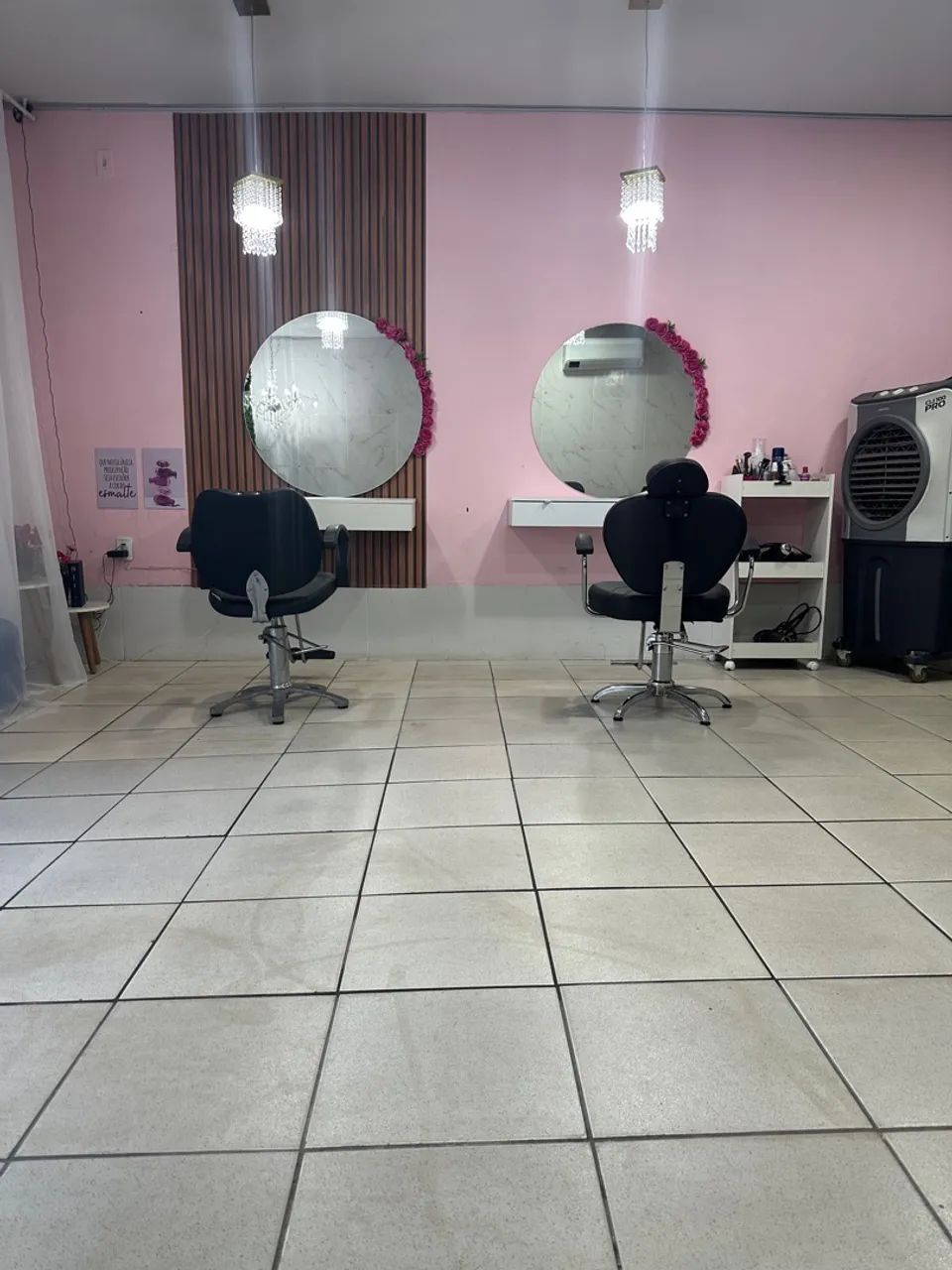 Cadeiras de salão de beleza, lavatório e espelhos - Foto 3