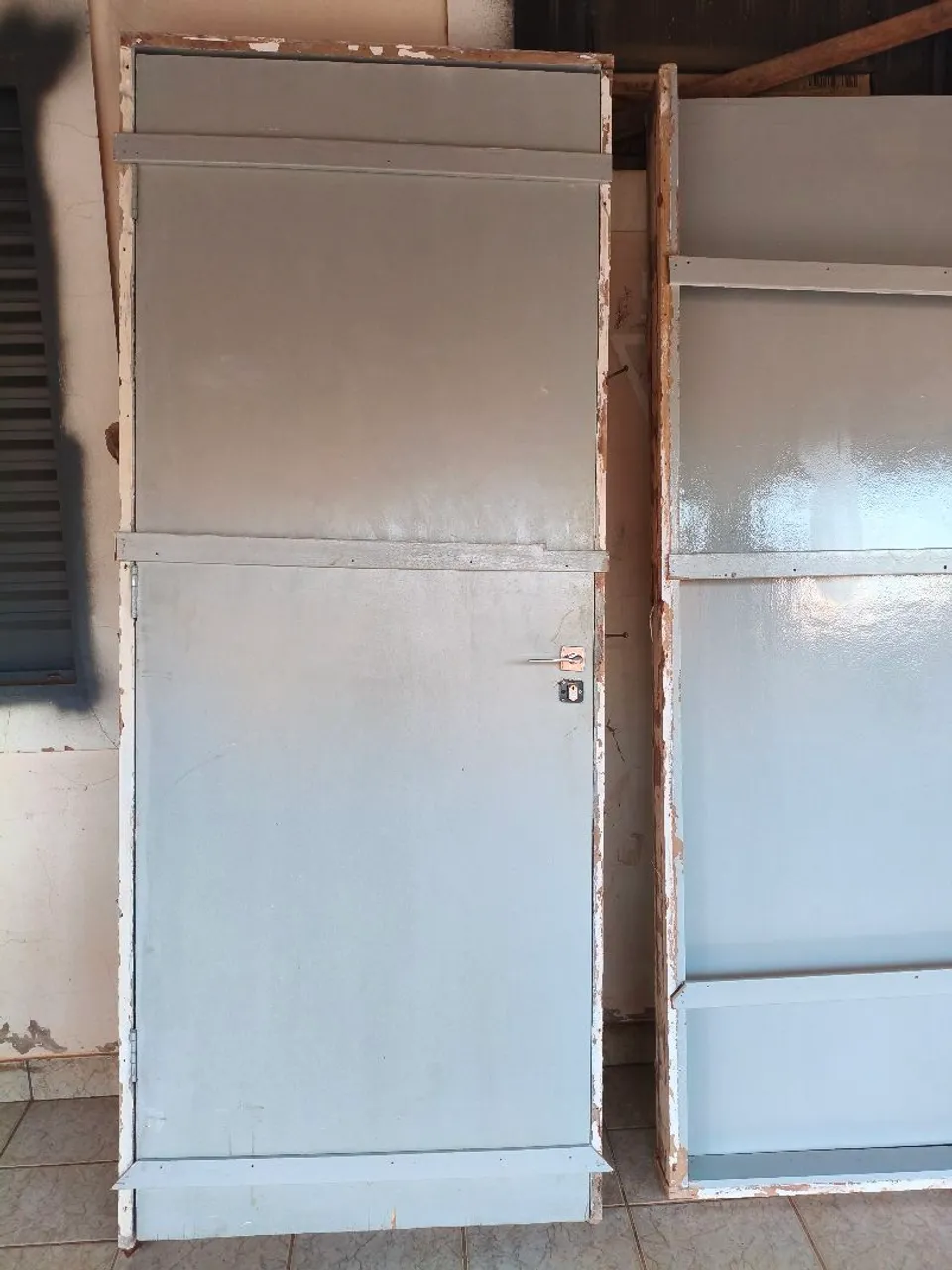 Porta completa de madeira mesmo com batente ,fechadura ,dobradiça pronta pra instalar
