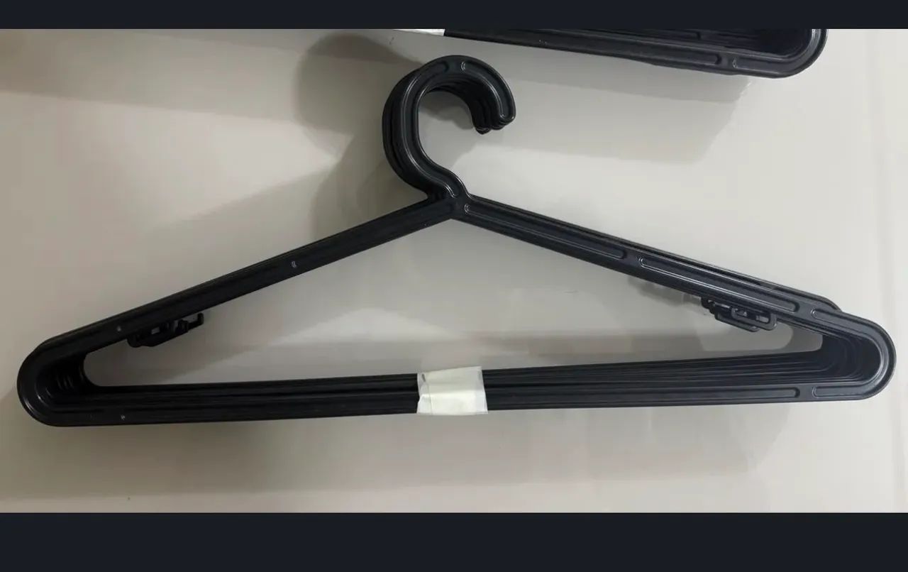 80 cabides pretos 