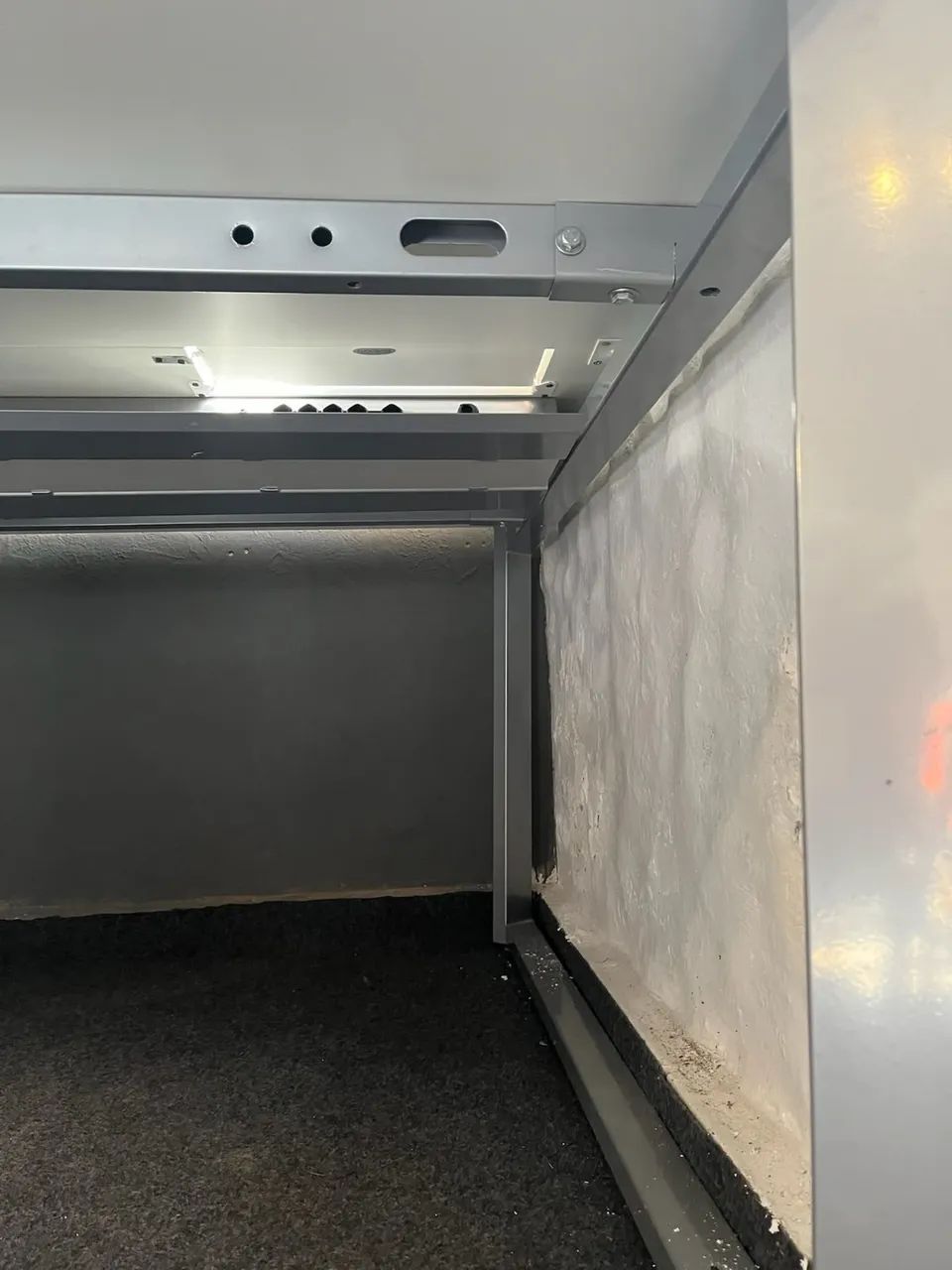 MESA DE ESCRITÓRIO DUPLA COM CALHAS E TOMADAS - Foto 5