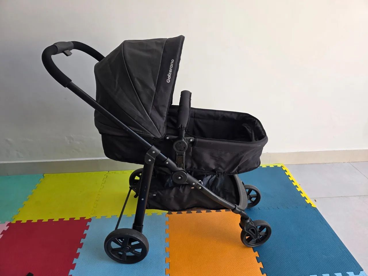 Carrinho para bebê com bebê conforto 
