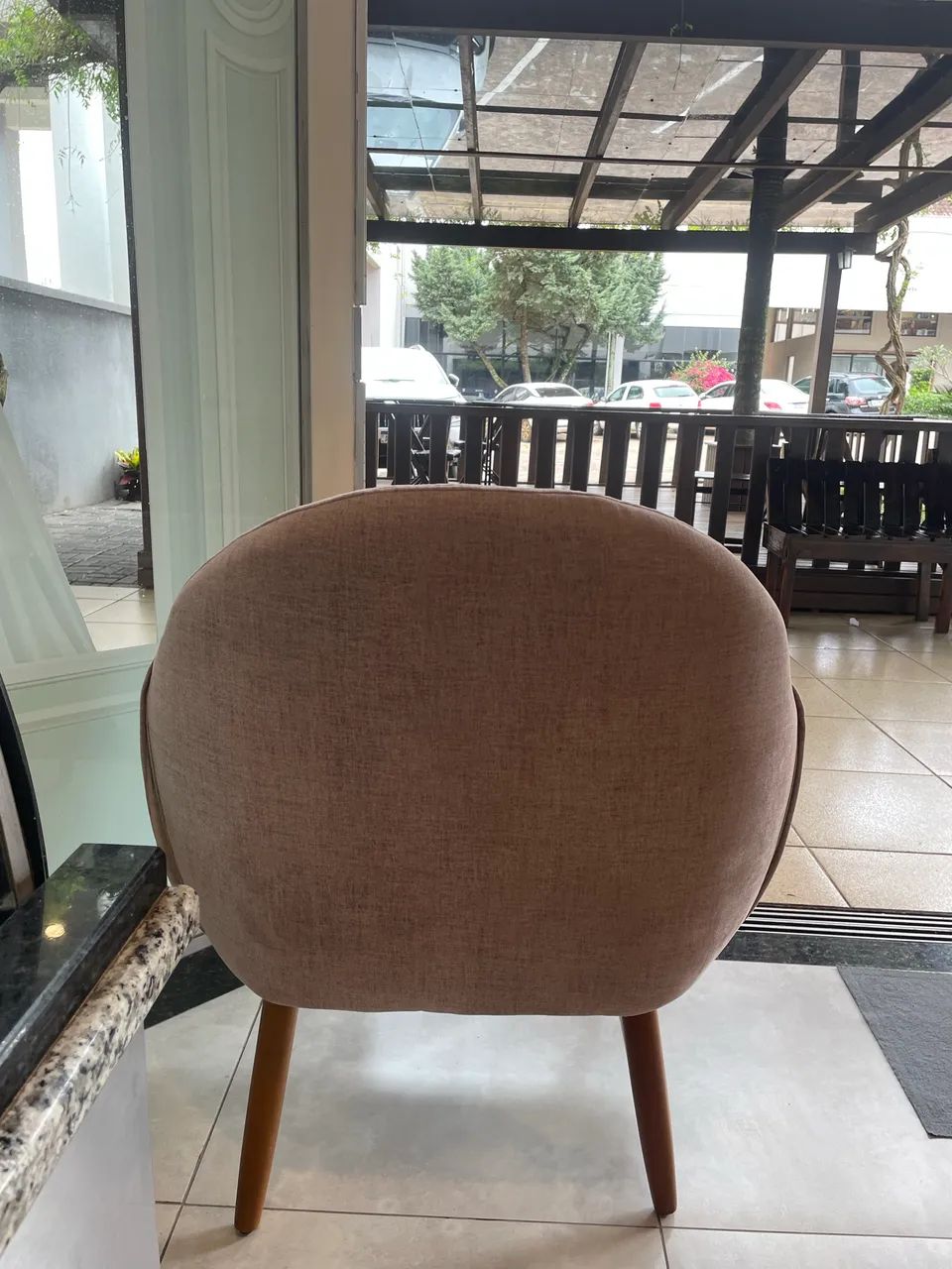 Poltrona salmão com pezinho de madeira  - Foto 3