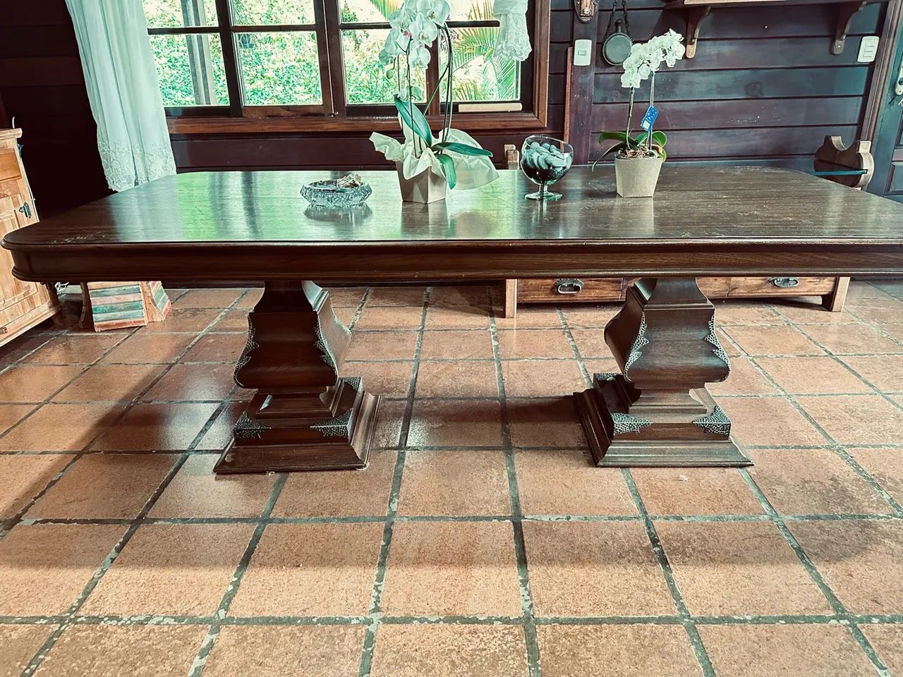 Mesa de madeira maciça com cadeiras 