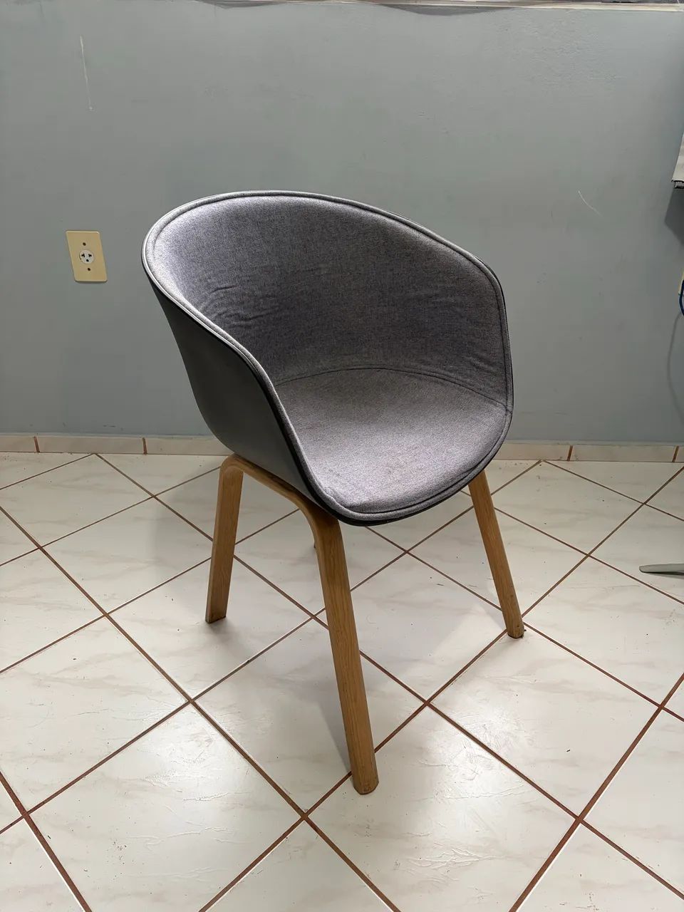 Cadeira Cassiane c/assento em tecido cinza 