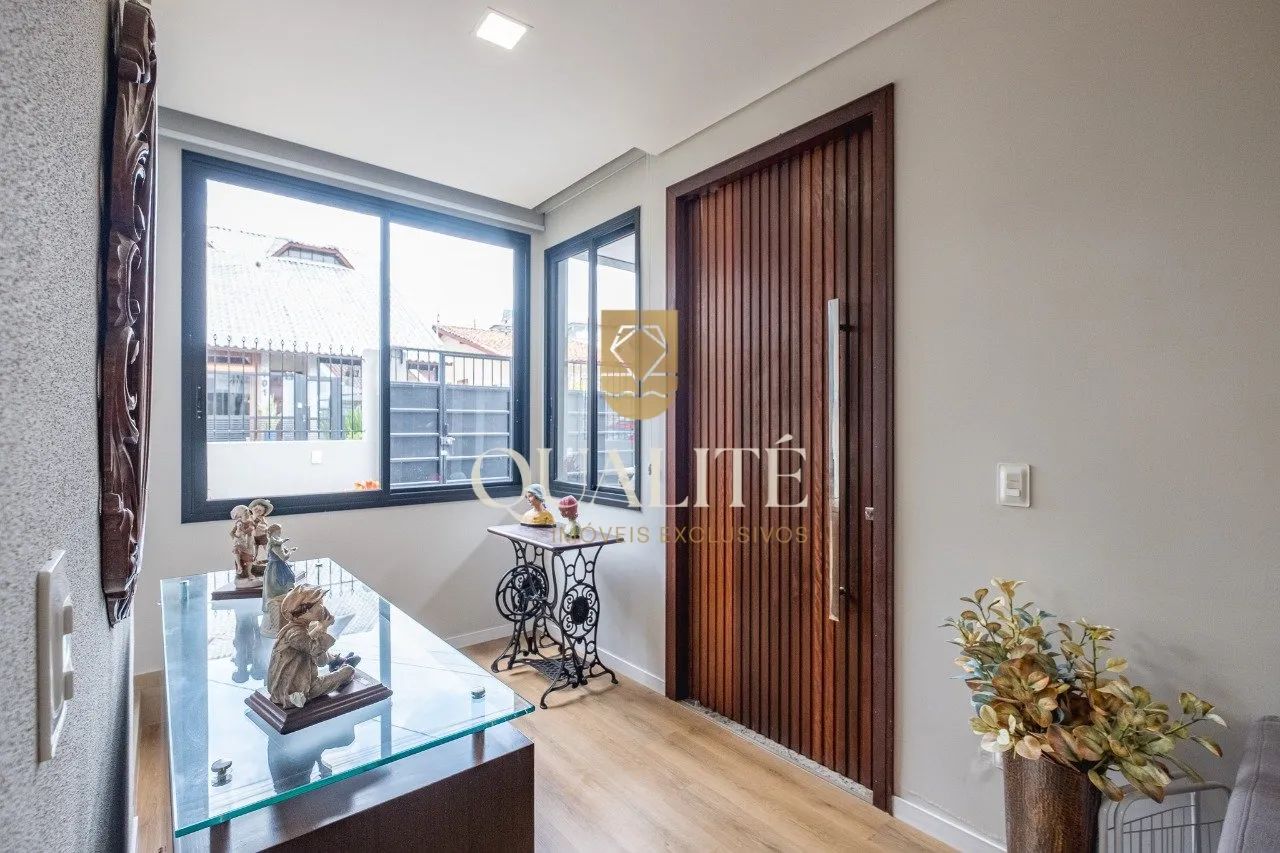 Casa com 318m² de terreno e 255m² de área construída, 5 dormitórios, 3 suítes, edícula com - Foto 2