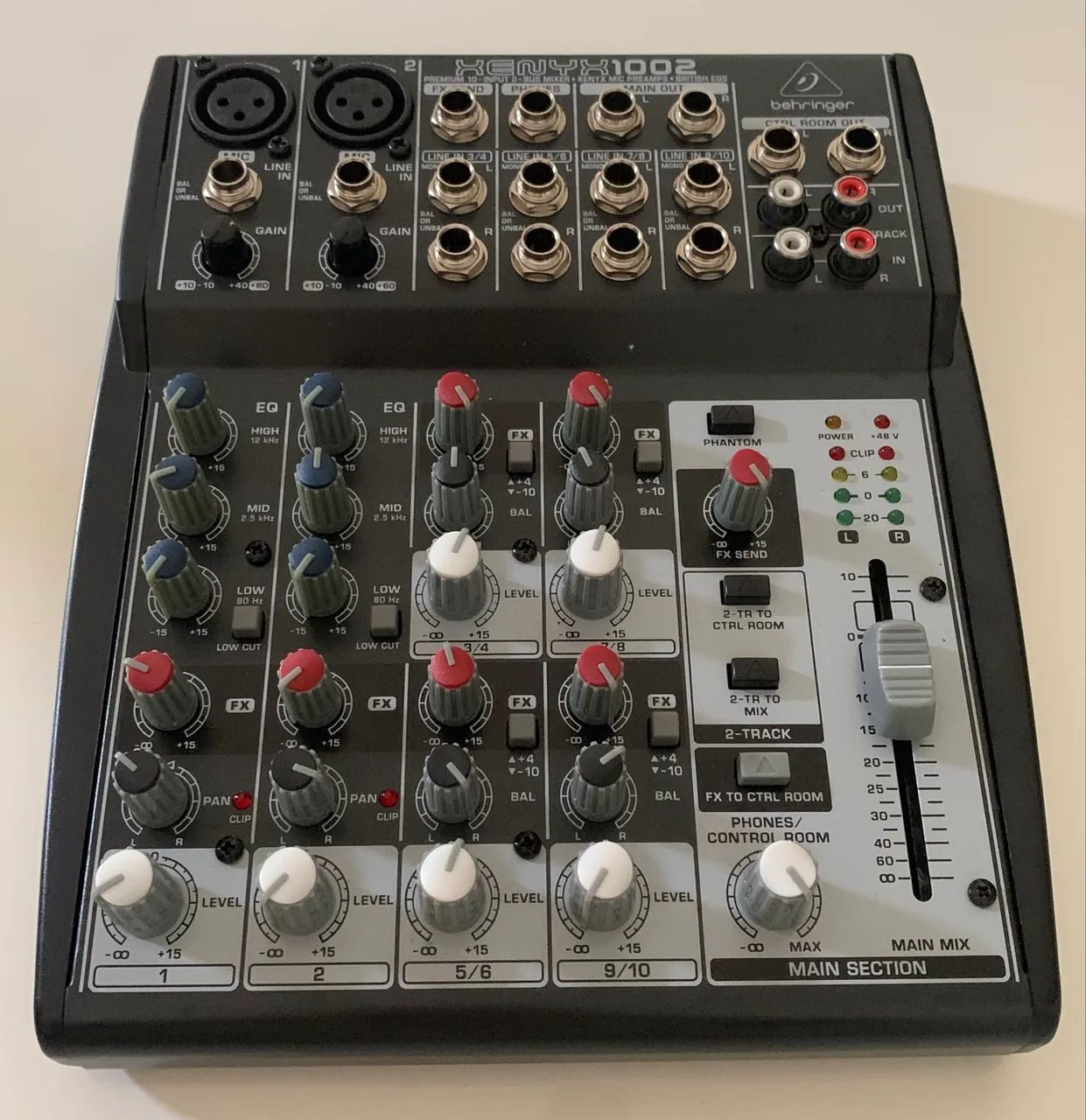 Mesa de Som 10 canais BEHRINGER