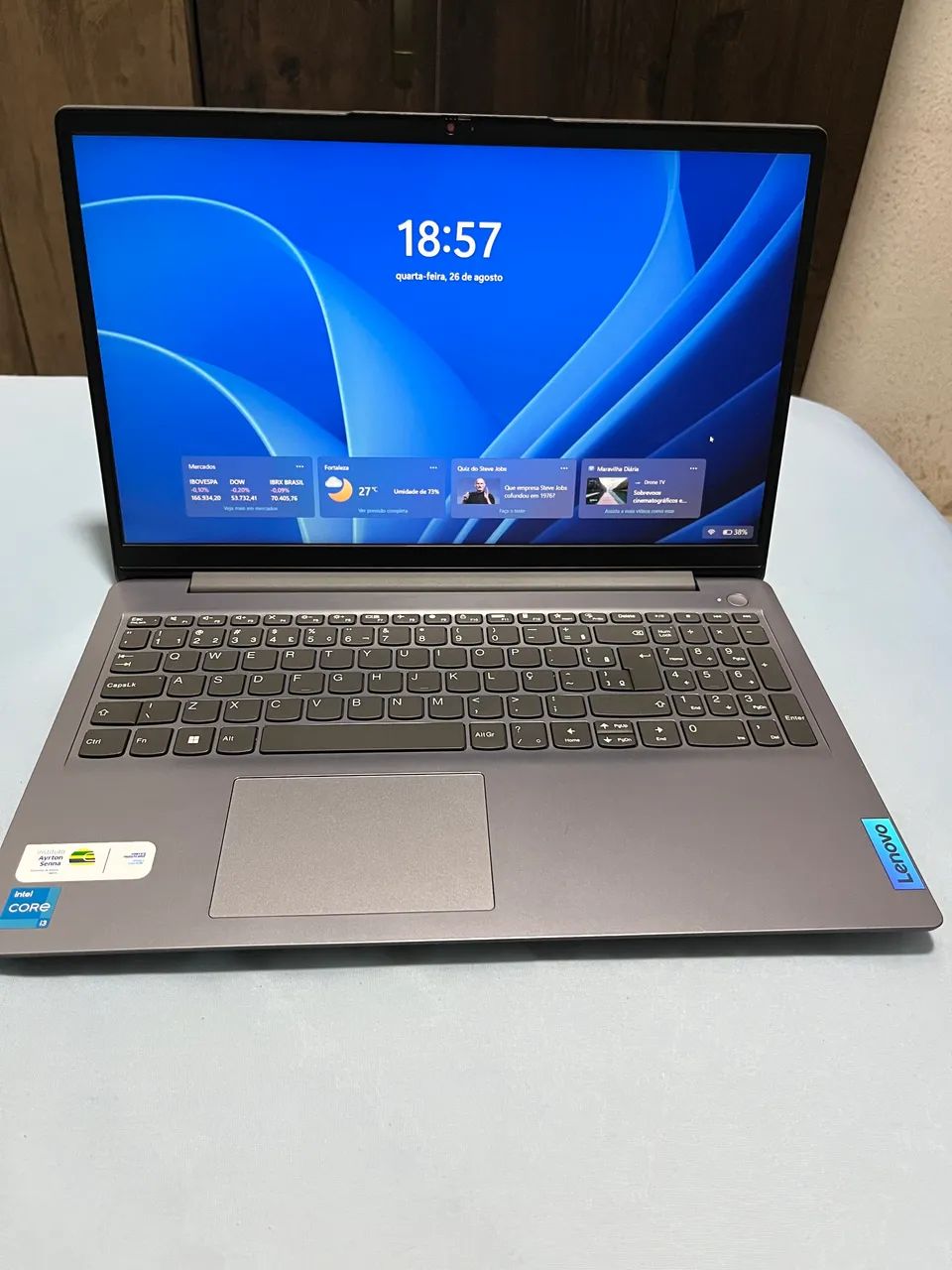 Notebook Lenovo à venda, pouco tempo de uso.
