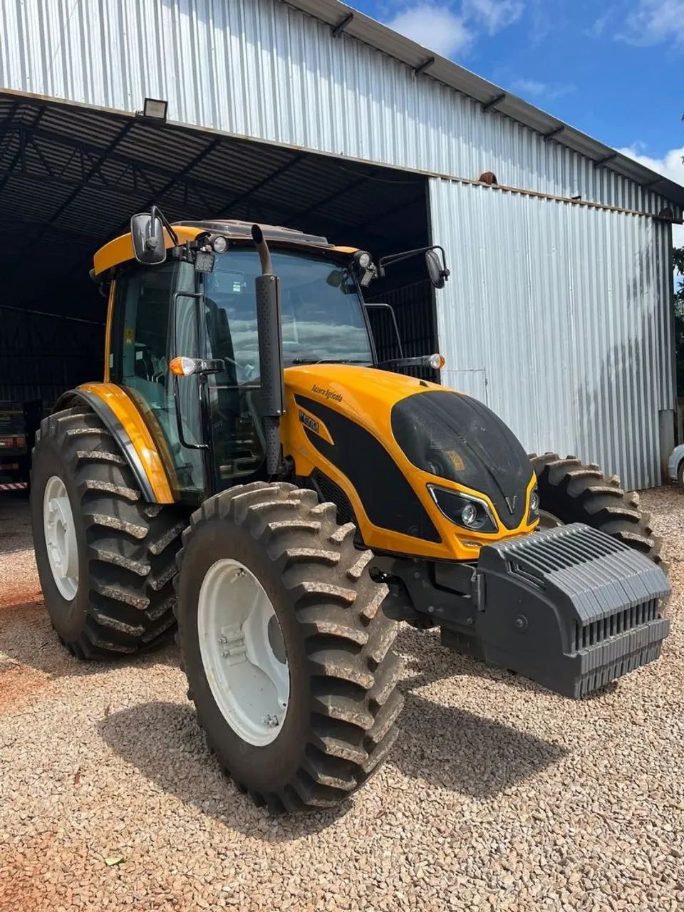 Trator agrícola - VALTRA 
