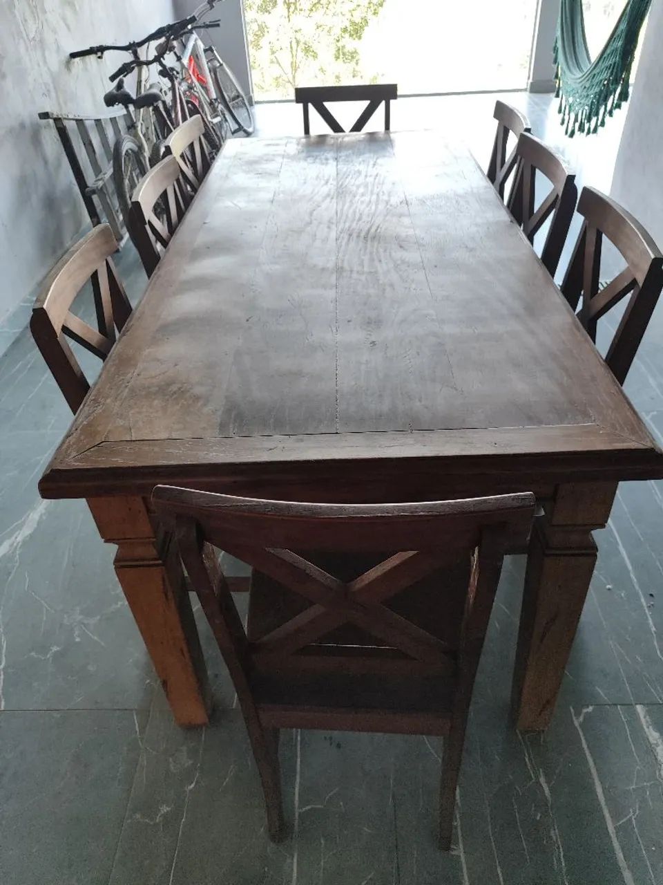 Mesa com 8 cadeiras. MADEIRA MACIÇA.