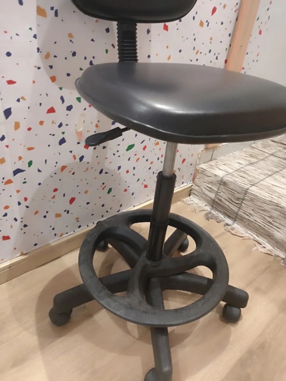 Cadeira Alta Caixa Ergonômica em Couro com Aro para Pés - Foto 3