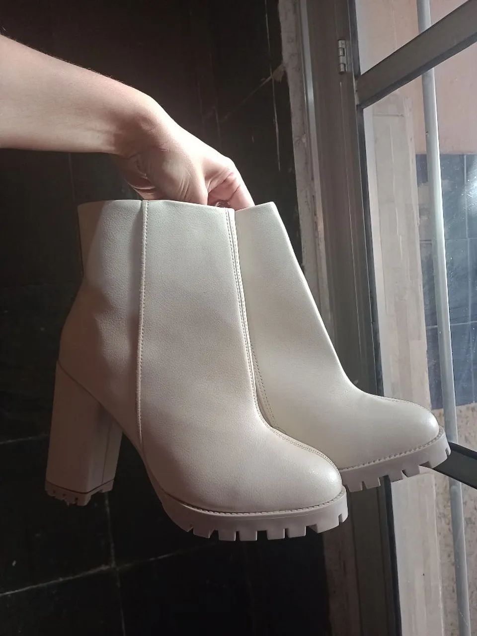 Bota creme veste 38 impecável 