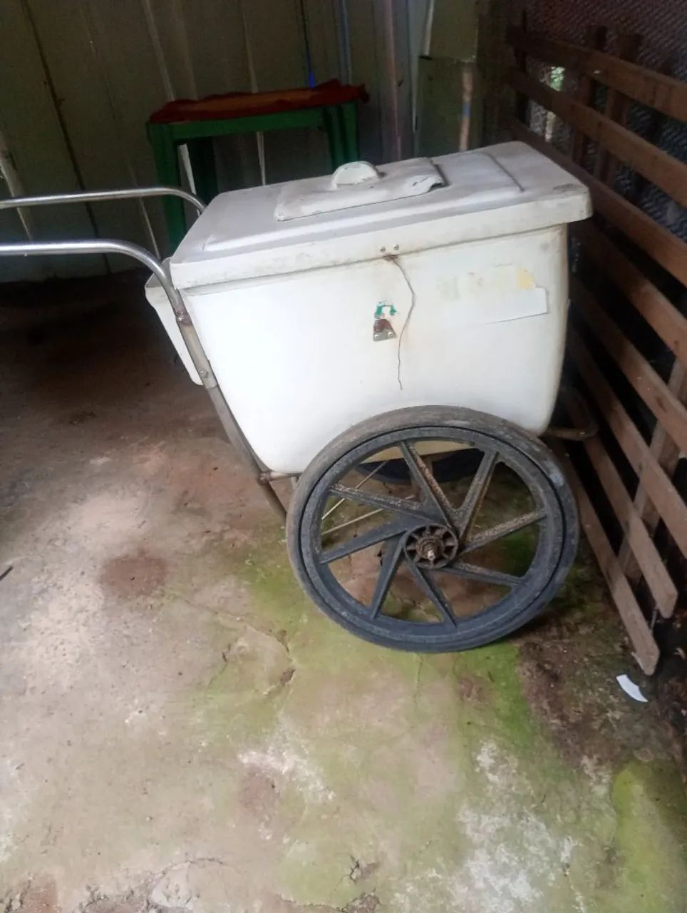 Vende-se um carrinho de picolé 