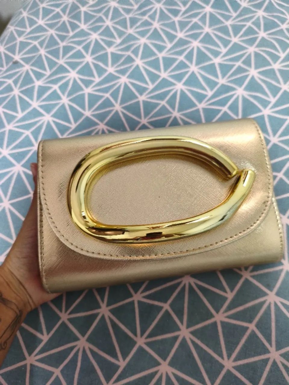 Clutch dourada com alça de mão 