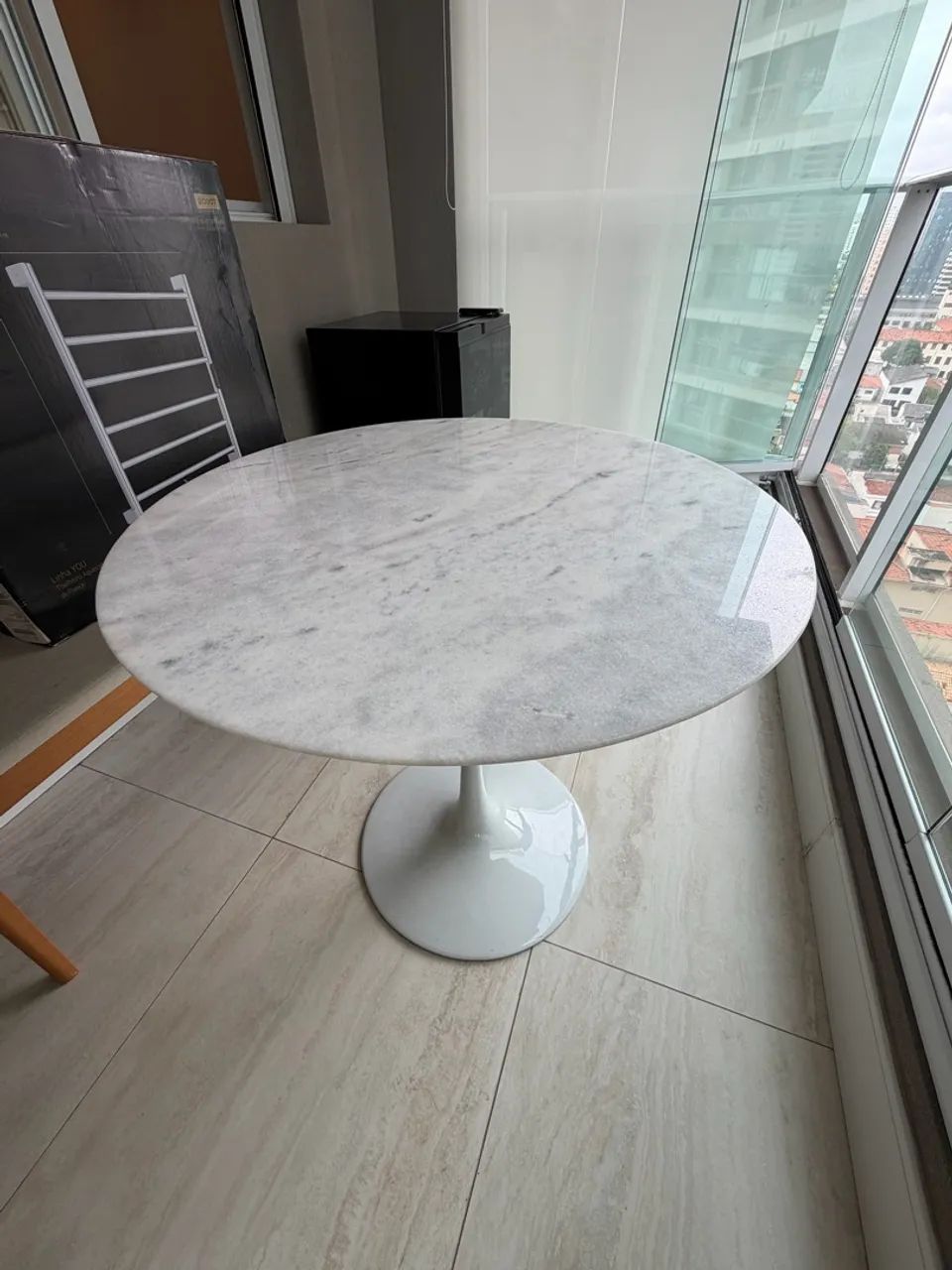 Mesa redonda saarinen 90cm com mármore espirito santo