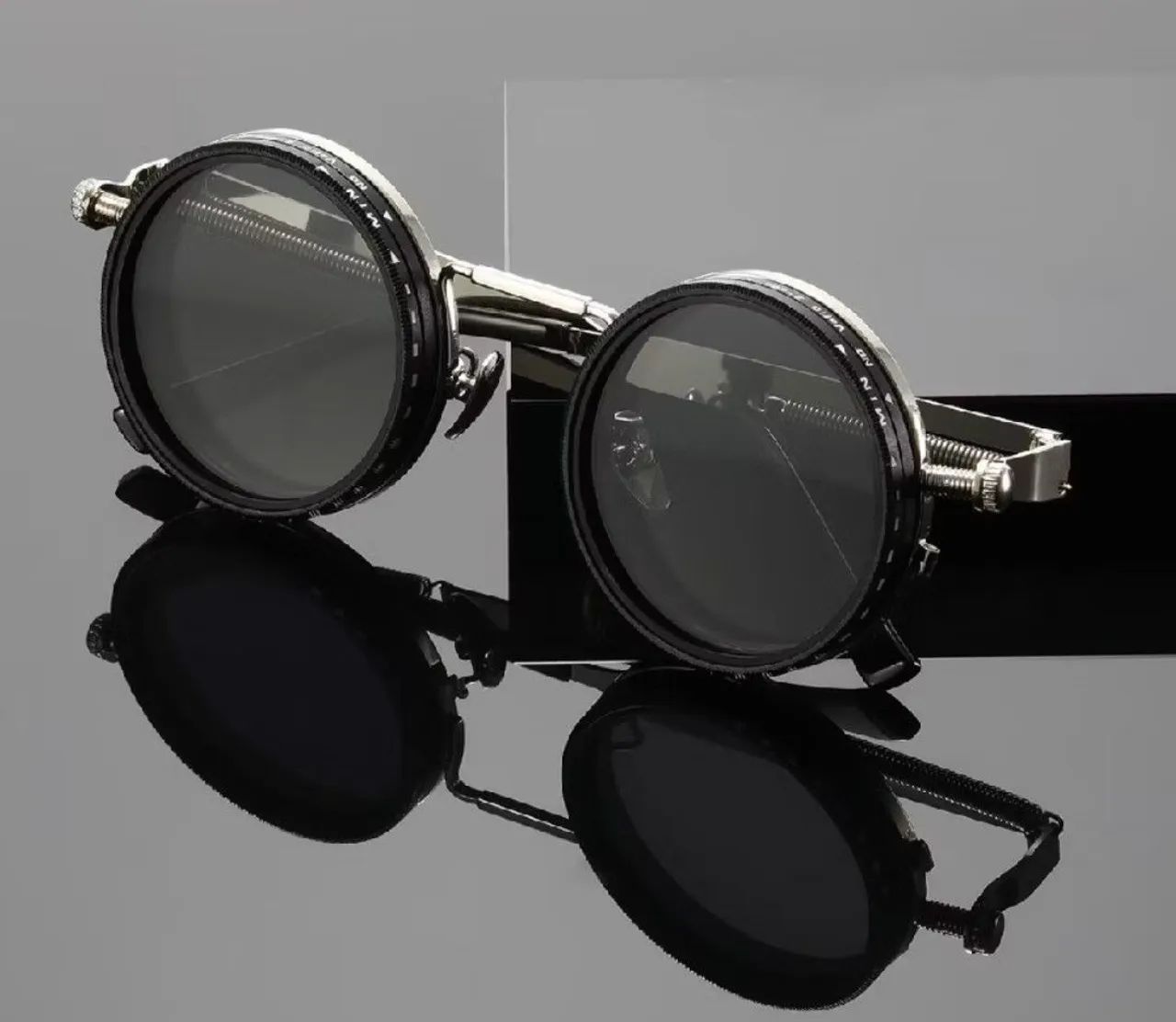 Óculos de Sol Retrô Punk com lentes polarizadas e escurecimento ajustável.