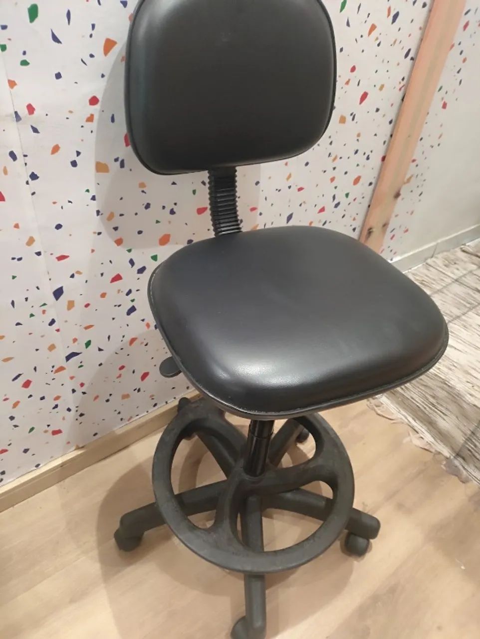 Cadeira Alta Caixa Ergonômica em Couro com Aro para Pés