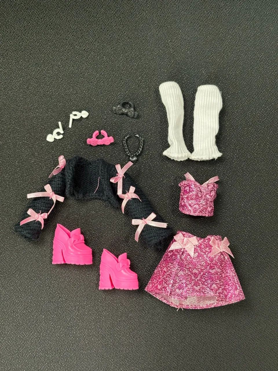 Caixa, roupas e acessórios boneca Draculaura Core Refresh 2 Monster High - Foto 3