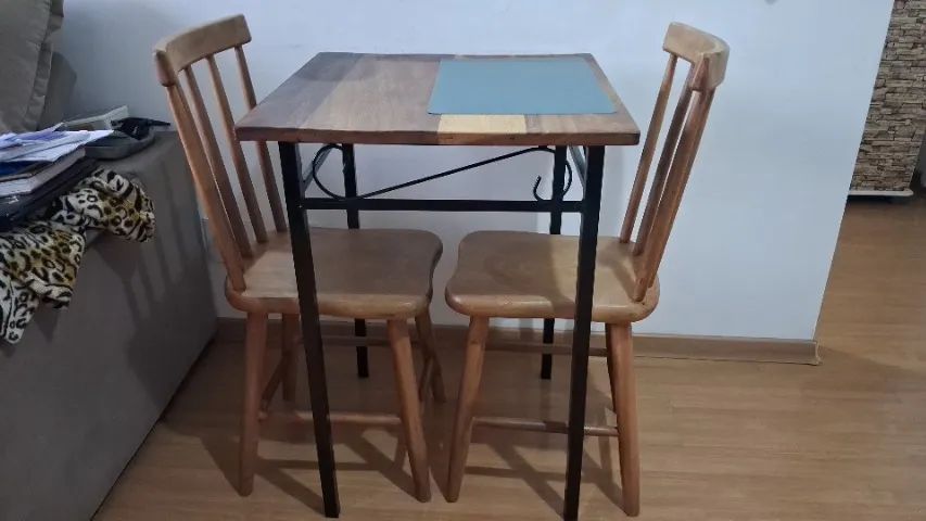 Mesa de madeira e ferro com 2 lugares com cadeiras - Foto 4