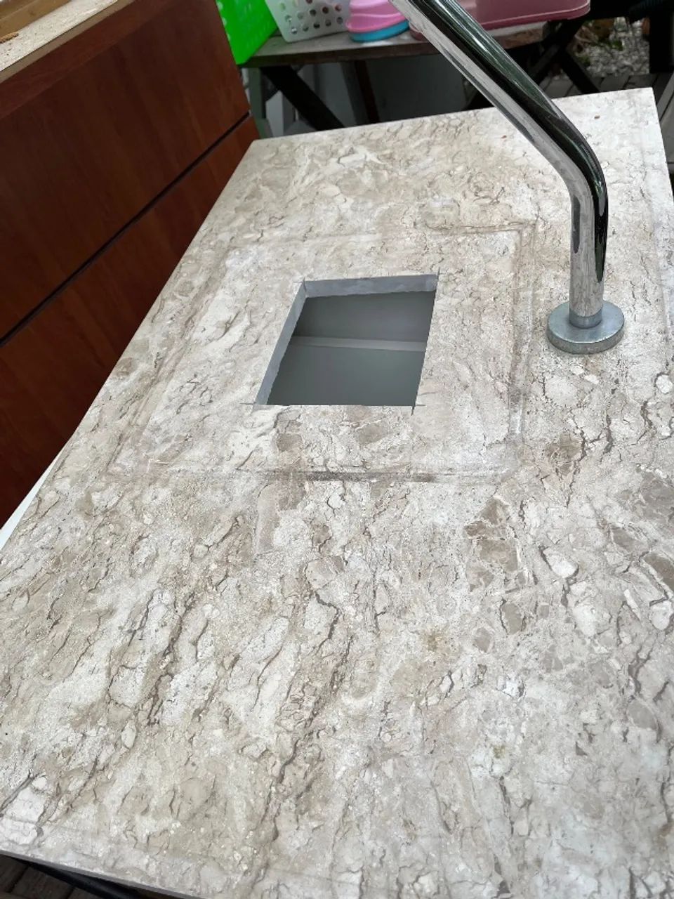Bancada pia e balcão em Mdf no tampo travertine Cuba quadrada
