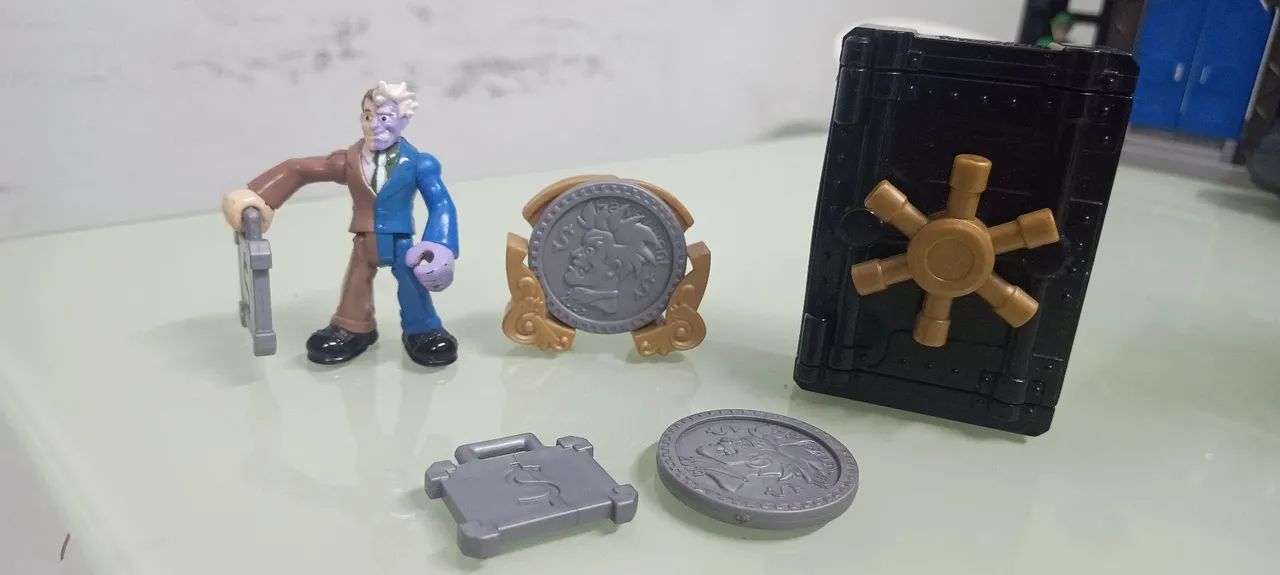 Bonecos e cofre Duas caras Imaginext 