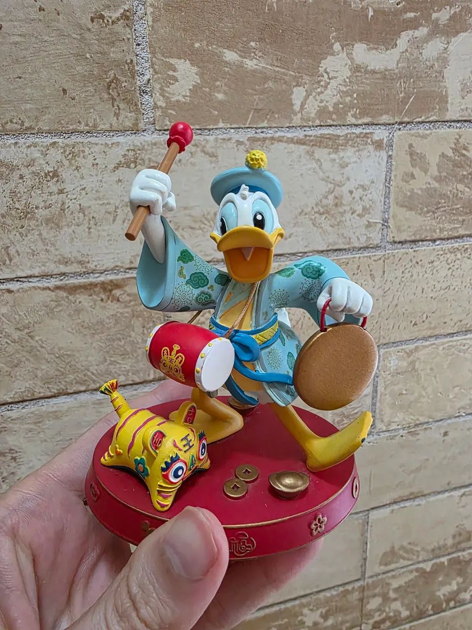 Estátua pato donald disney 