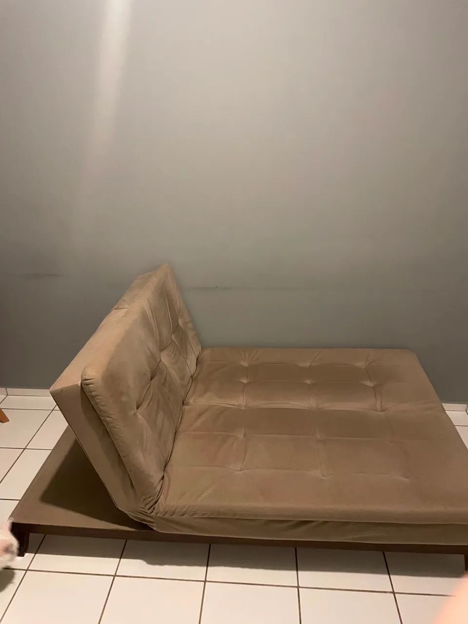 Sofá cama Casal 3 lugares Base e pés de madeira - Suede Bege  - Foto 3