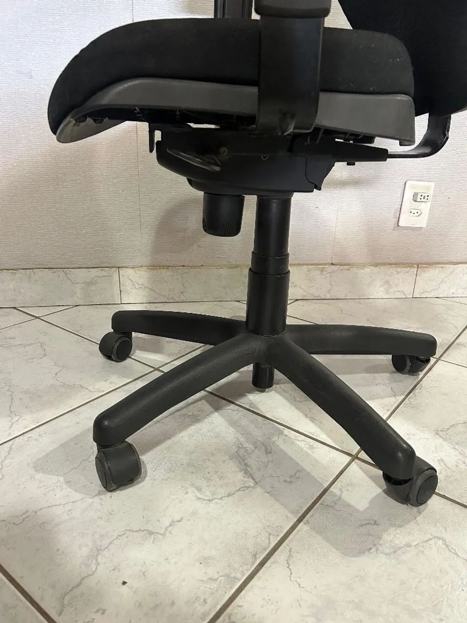 Cadeira de escritório com encosto e tela mesh, assento acolchoado e braços com regulagem 