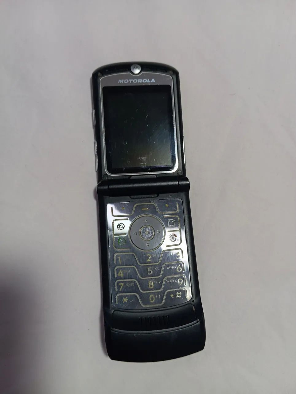 Celular Motorola antigo.