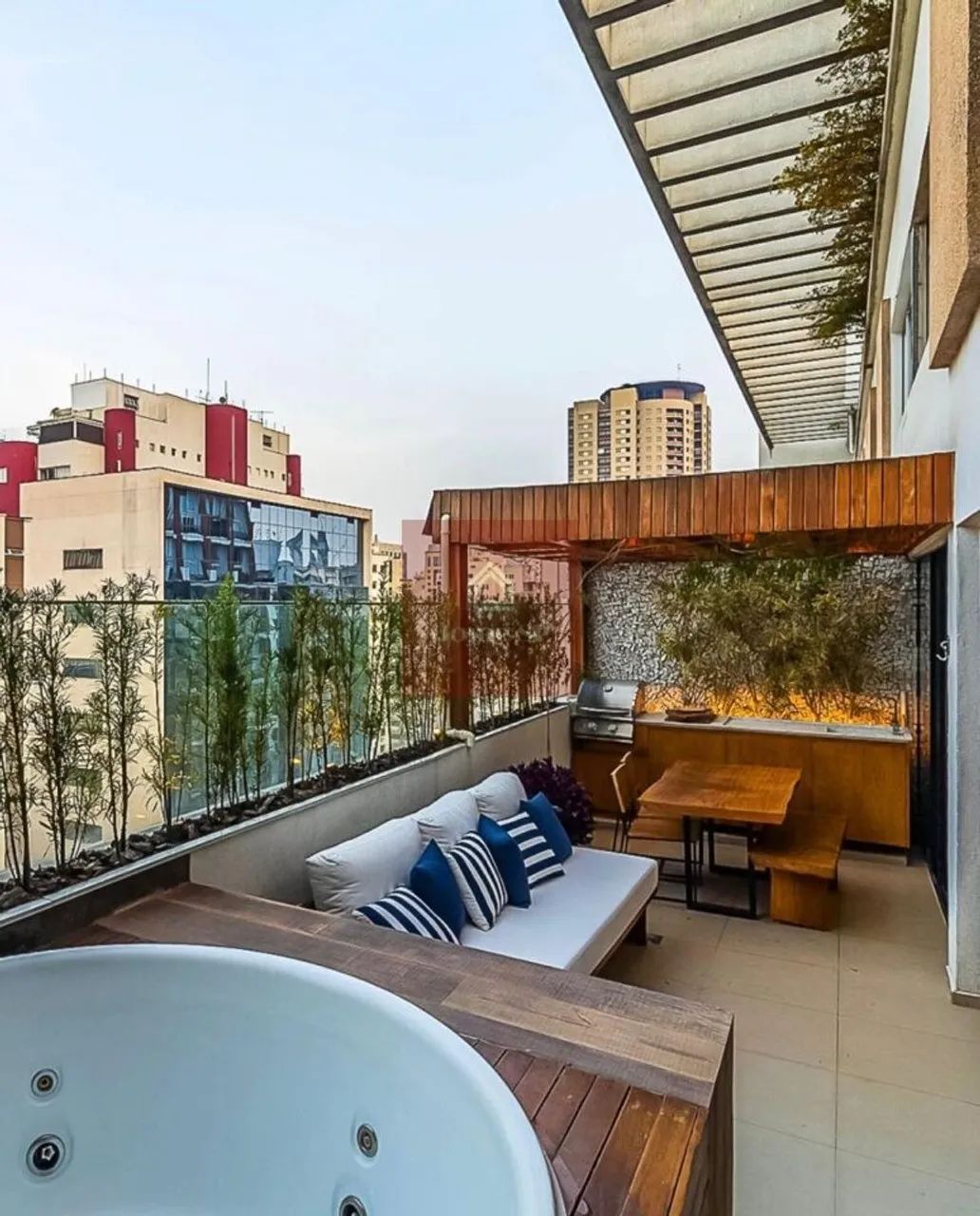 Cobertura mobiliada reformada com 2 dormitórios, jacuzzi e churrasqueira