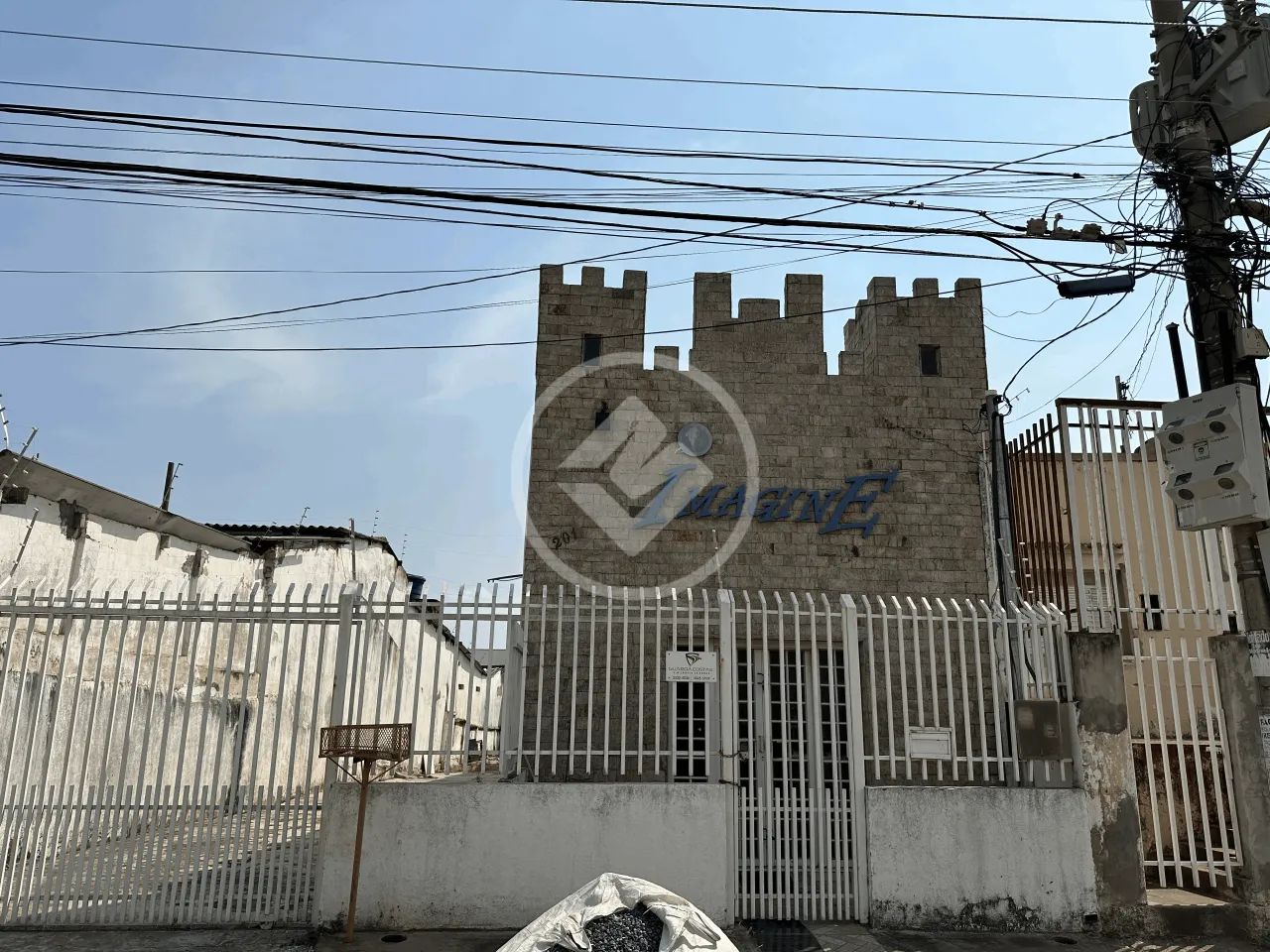 Galpão com excelente localização, no centro, com aproximadamente 370m2; banheiros, 2 vagas - Foto 2