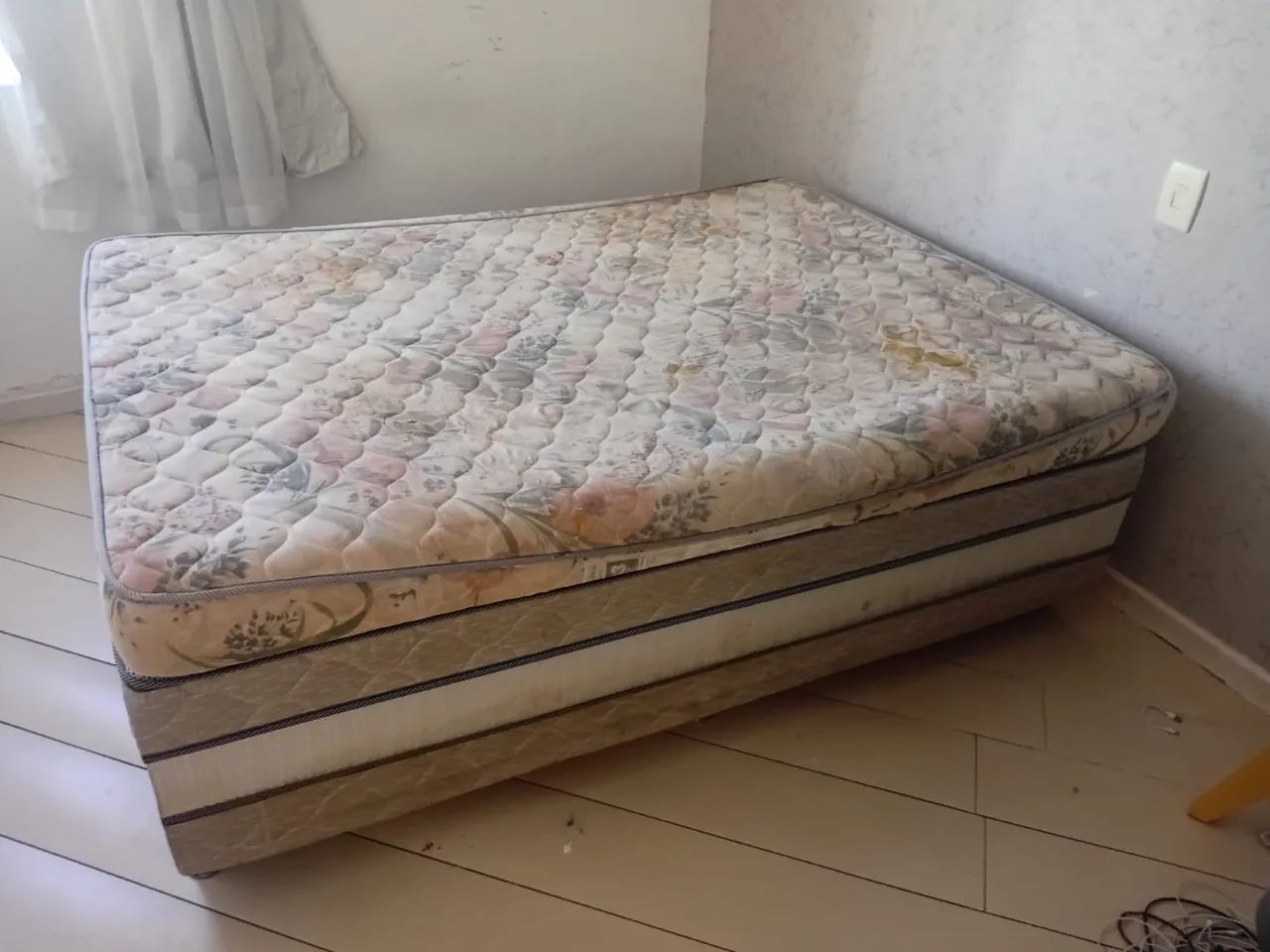 Cama box casal com colchão.