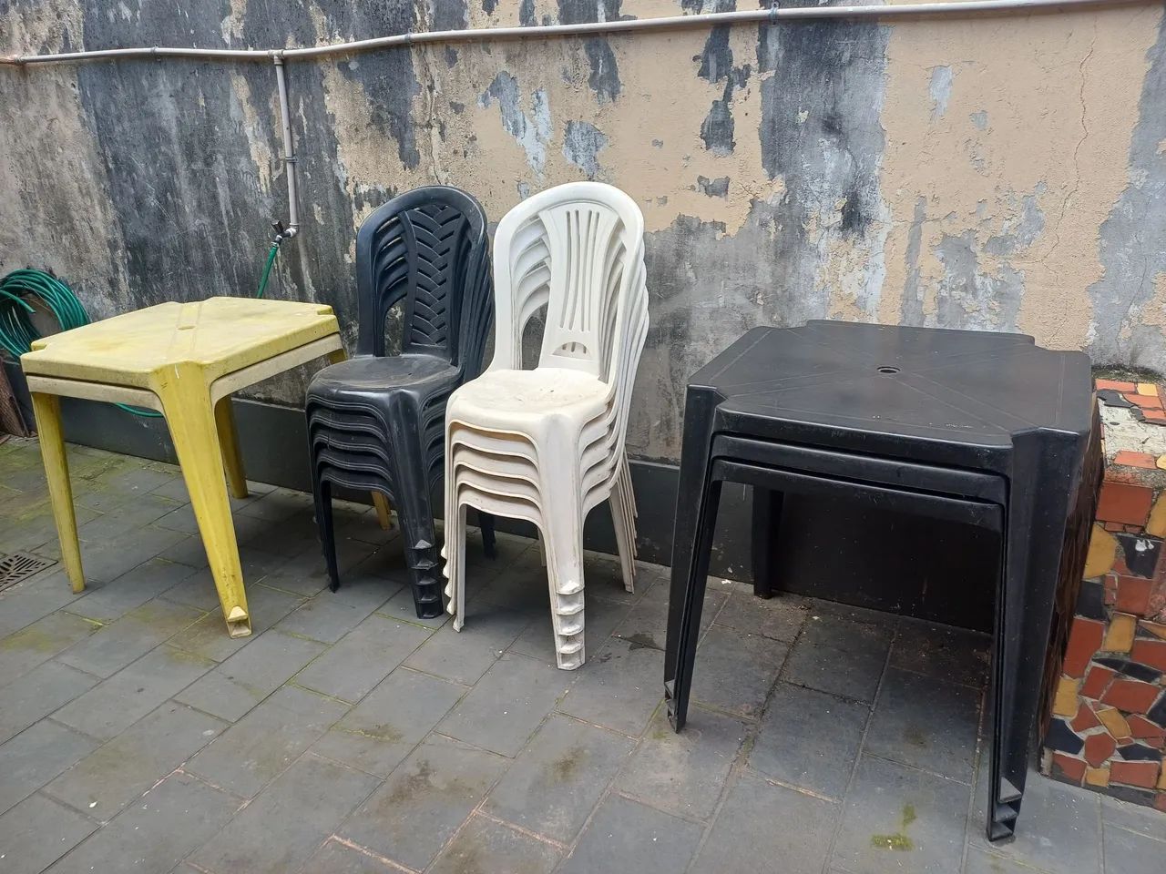 CADEIRAS E MESAS PLÁSTICAS 