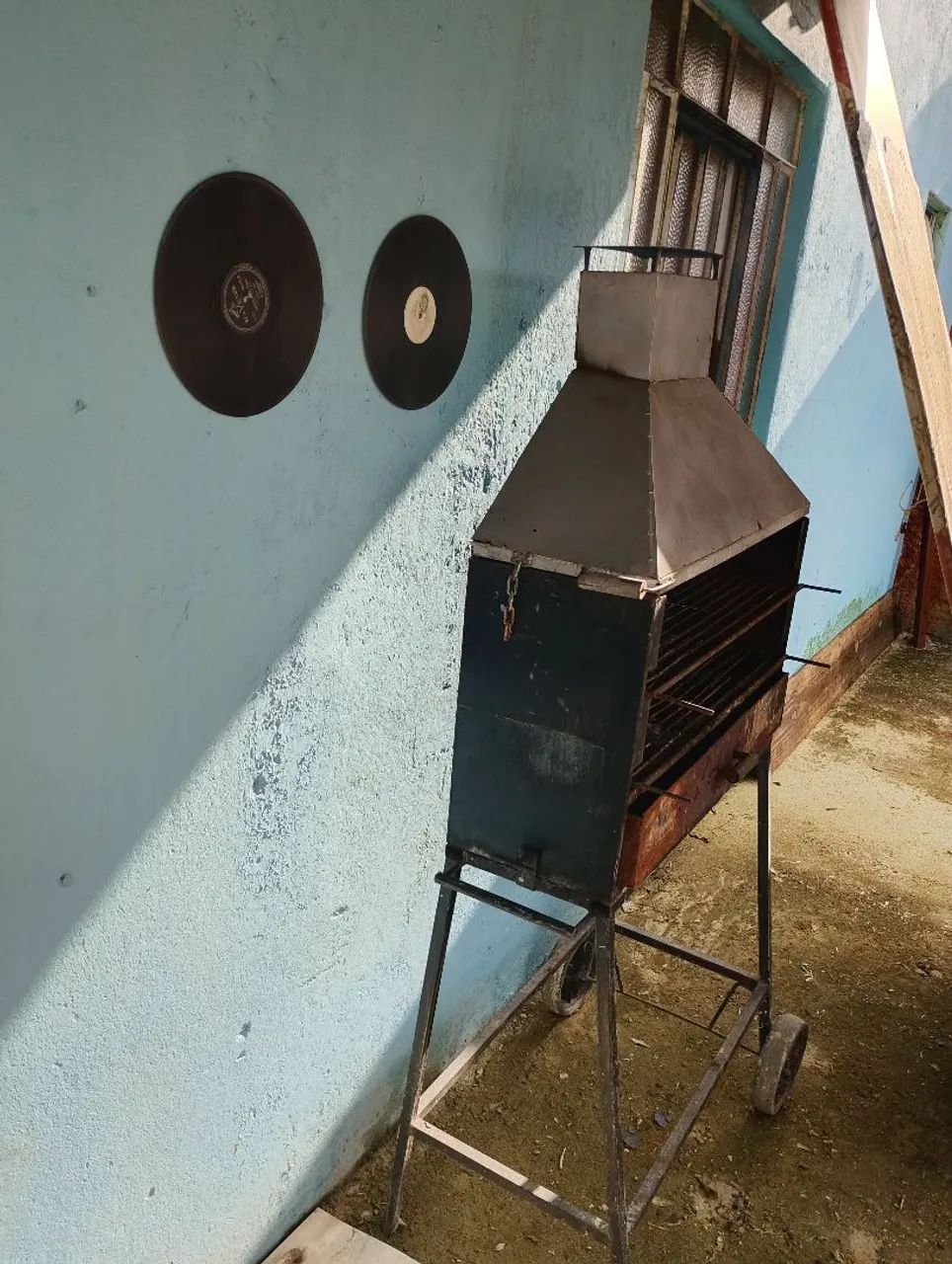 Vendo uma churrasqueira e algumas mesas e cadeiras para espetinho  - Foto 3