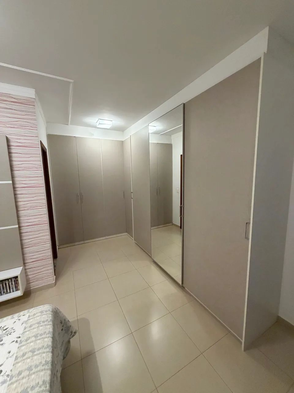  conjunto Guarda-roupa c espelho e cabeceira com gavetas.  - Foto 2